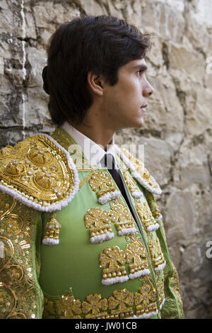 Sebastian Castella in der Gasse der Stierkampfarena von Ubeda, bevor Sie sich auf den Platz, in einer grünen Flasche mit hellen Anzug gekleidet, Ubeda, Spanien Stockfoto