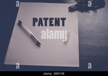 Patent auf weißem Papier auf Holz- Tabelle geschrieben, Business Konzept Stockfoto