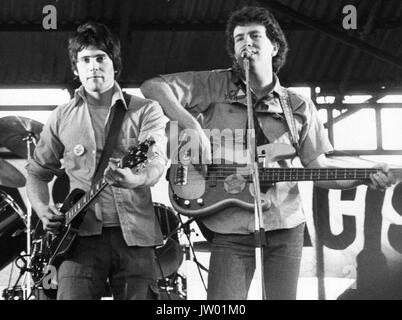 Danny Kustow (links) und Tom Robinson der Tom Robinson Band live auf der Bühne des Rock gegen Rassismus Festival in Victoria Park in Hackney, London Am 30. April 1978. Stockfoto