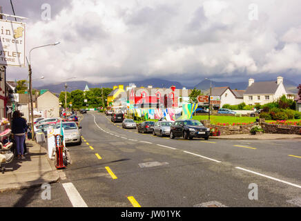 Das malerische Dorf Sneem auf der Iveragh Halbinsel County Kerry Irland. Juli 2017 Stockfoto