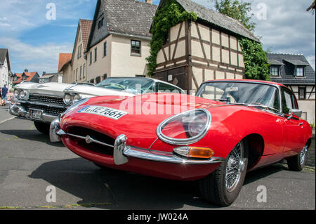 Oldtimer Festival "Golden Oldies", Rot Jaguar Typ E und Cadillac vor einem Fachwerkhaus. Stockfoto