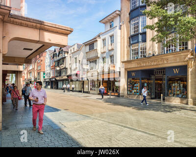 20. Juni 2017: Exeter, Devon, England, UK - Shopping in der High Street auf einem feinen Sommertag. Stockfoto