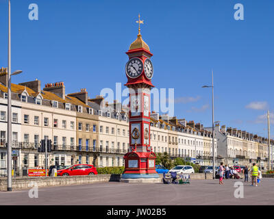 Vom 2. Juli 2017: Dorchester, Dorset, England, UK-Die Jubilee Clock Tower auf Weymouth Promenade an einem schönen sonnigen Tag mit strahlend blauem Himmel. Stockfoto