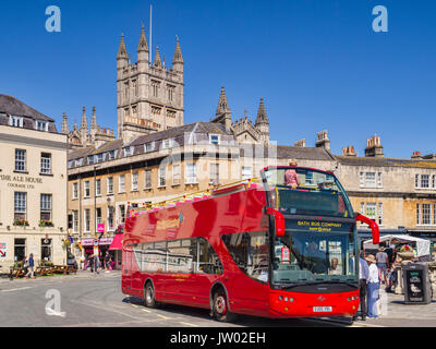 Vom 5. Juli 2017: Badewanne, Somerset, England, UK-Moderne oben offenen Doppeldecker Bus der Badewanne Bus Company, in der Nähe der Bath Abbey. Stockfoto