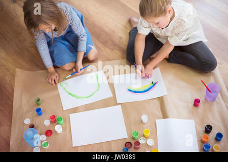 Schwestern auf Ihre kreative Arbeit konzentrieren Stockfoto