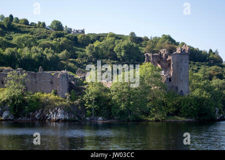 Historische Urquhart Castle Loch Ness Schottland Landschaft Blick auf felsigen Landzunge Strone Point und Ruinen von 13. bis 16. Jahrhundert Urquhart Castle G ruiniert Stockfoto