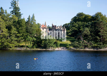 Jahrhundert Aldourie Castle Loch Ness Caledonian Canal Inverness Schottland Außenansicht der Besoldungsgruppe A aufgeführten 17. Jahrhundert schottischen fürstlichen Sty Stockfoto