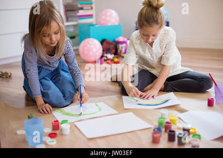 Jedes Mädchen auf ihre eigene Arbeit konzentrieren Stockfoto