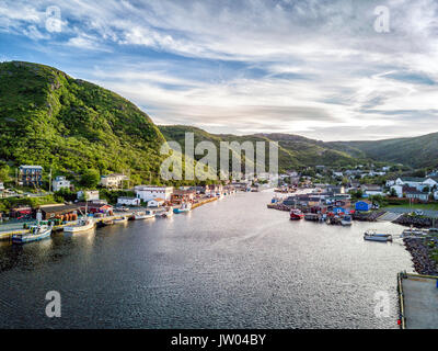 Bezaubernden kleinen Hafen mit grünen Hügeln und bunten Holzarchitektur, Neufundland, Kanada Stockfoto
