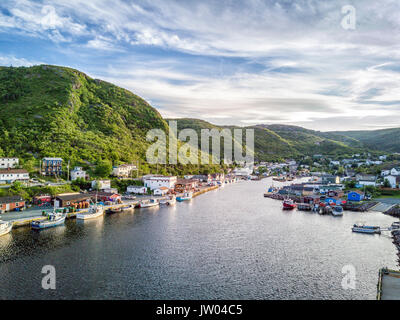 Bezaubernden kleinen Hafen mit grünen Hügeln und bunten Holzarchitektur, Neufundland, Kanada Stockfoto