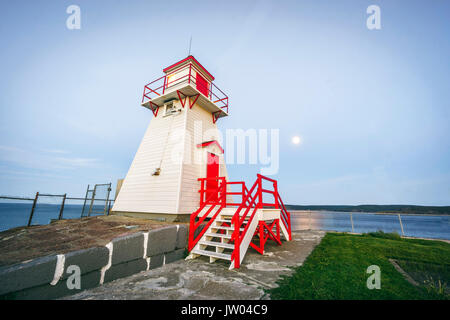 Holz- Leuchtturm in Weiß und Rot neben Fort Amherst, Neufundland, Kanada Stockfoto