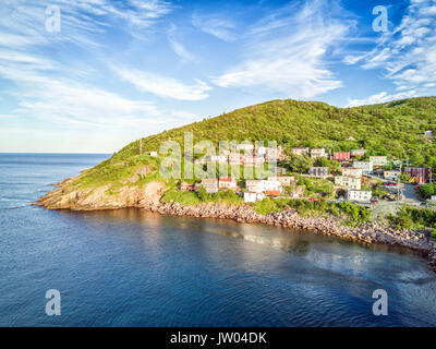 Kleine, Holzhäuser in hügeligen Petty Harbour, Neufundland und Labrador, Kanada Stockfoto