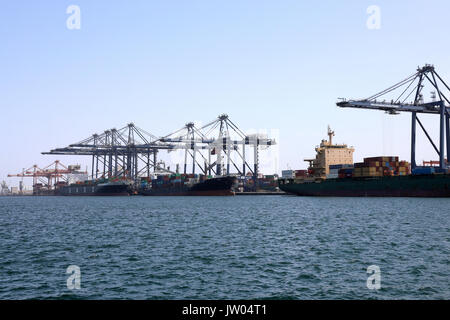 Containerschiffe von United Arab Shipping Company (UASC) und NYK Line im Oman International Container Terminal in Sohar, Oman angedockt, am 9 Augus Stockfoto