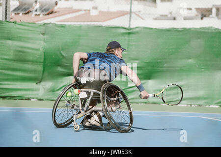 Reifen österreichischen Paralympischen tennis player Spielen auf Tennisplatz Stockfoto