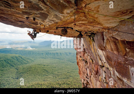 Abenteuerlustige Kletterer hängen von Rock Decke, Amury Tepui, Bolivar, Venezuela Stockfoto