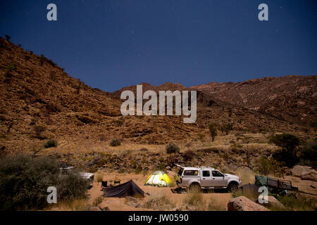 Tourist Camp mit Zelten und 4x4 Auto bei Nacht, Brandberg Berg, Damaraland, Namibia Stockfoto