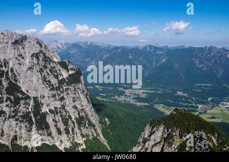 Blick von Alpspitz über Garmisch, Partenkirchen Tal, Zugspitzland, Bayern, Deutschland Stockfoto