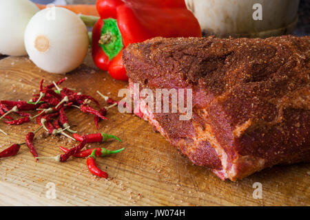 Vorbereitung und Würzen von Fleisch für Cook zog Schweinefleisch Stockfoto