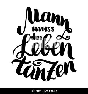 Mann muss das Leben tanzen. Vektor handgezeichnete Bürste Schriftzug Abbildung isoliert auf Weiss. Deutsche Anführungszeichen für das Oktoberfest Party. Stock Vektor