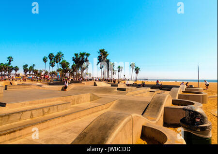 Skatepark am berühmten Venice Beach. Der Skate Board Park mit seinen konkreten Rampen und Palmen ist sehr berühmt und in Kalifornien beliebt. Stockfoto