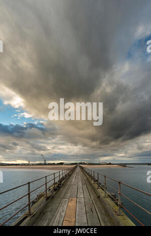 Stock Foto - Blyth Hafen Pier Boardwalk Northumberland Stockfoto