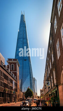 Blick auf den SHARD - die modernen Wolkenkratzer mit seiner futuristischen Glas Arrow Spire Fassade form zwischen historischen Gebäude der Stadt. Stockfoto