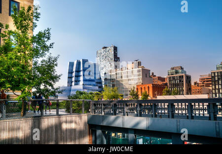 Die High Line Park in Manhattan, New York. Die städtische Park ist beliebt bei Einheimischen und Touristen auf der Hochbahn Titel über 10 Ave gebaut Stockfoto