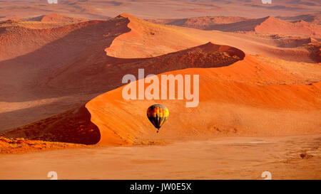 Hot Air Balloon mit Sand dune Hintergrund in Namibia Stockfoto