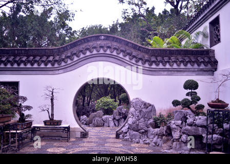 Traditionelle Chinesische Garten arch im Kowloon Walled City Park, Hong Kong Stockfoto