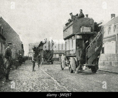 Omnibusse, die Truppen an der Front, WW1 Stockfoto