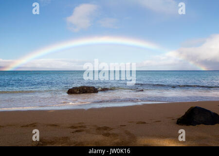 Regenbogen über dem Meer am Kaanapali Strand auf Maui, Hawaii, USA. Stockfoto