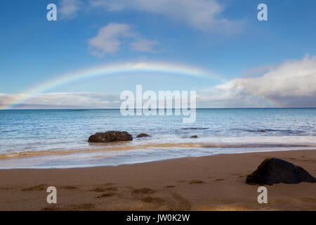 Regenbogen über dem Meer am Kaanapali Strand auf Maui, Hawaii, USA. Stockfoto