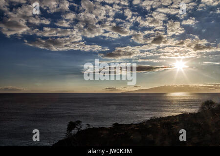 Sonnenuntergang über Lanai auf der Westküste von Maui, Hawaii, USA. Stockfoto