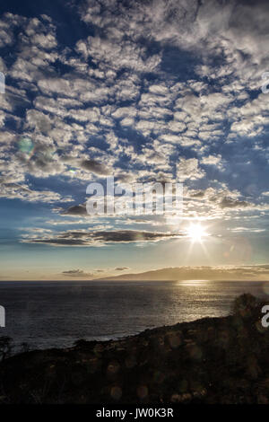 Sonnenuntergang über Lanai auf der Westküste von Maui, Hawaii, USA. Stockfoto