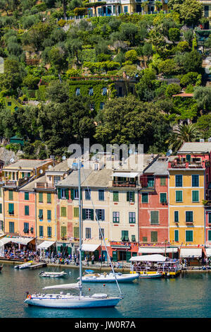 PORTOFINO, Italien - 29. April 2017: Unbekannter Peoplpe in Portofino, Italien. Portofino ist ein italienisches Fischerdorf Dorf und Urlaub Resort berühmt für seine Stockfoto