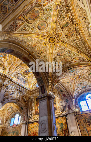 BERGAMO, Italien - 28. April 2017: Innenraum des Duomo di Bergamo in Italien. Diese Kathedrale Saint Alexander von Bergamo, Schutzpatron der gewidmet ist die Stockfoto