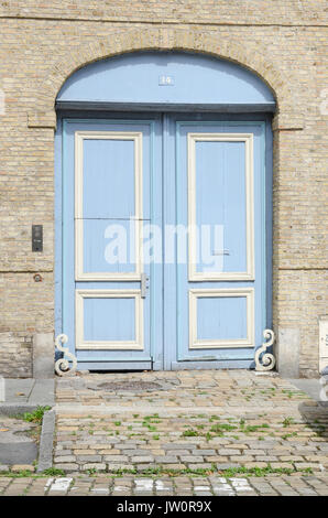 Alte bemalte Hellblau und Weiß Türen auf Gebäude in der französischen Stadt Saint Omer Stockfoto