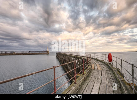 Stock Foto - Die alten hölzernen Pier und Leuchtturm am Hafen Blyth, Northumberland Stockfoto