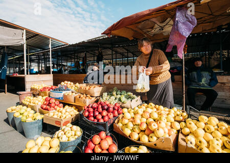 Gori, Shida Kartli Region, Georgia. Frau Verkaufen Frisches Obst und Gemüse in den lokalen Markt im sonnigen Herbsttag. Stockfoto