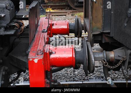 Die Puffer und Kupplungen der Southern Railway 0-6-0 T USA klasse Dampflok Nr. 65 in Tenterden Station an der Kent und East Sussex Railway. Stockfoto