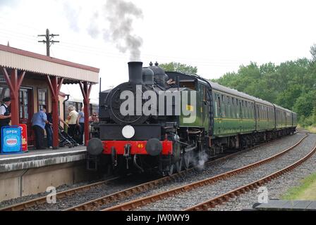 Southern Railway 0-6-0 T USA klasse Dampflok Reihe 65 an Bodiam Station an der Kent und East Sussex Railway in East Sussex, England. Stockfoto