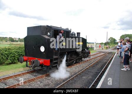 Southern Railway 0-6-0 T USA klasse Dampflok Nr. 65 Switches Titel an Bodiam auf der Kent und East Sussex Railway in East Sussex, England. Stockfoto