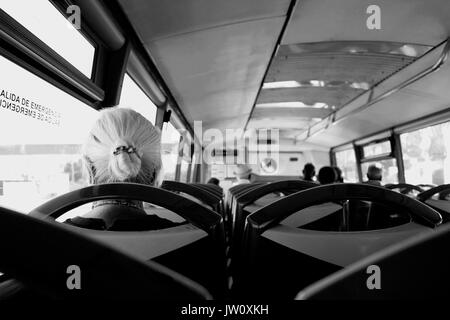 Bus. Im Inneren des Busses. Marbella - Estepona, Costa del Sol, Andalusien, Spanien. Stockfoto