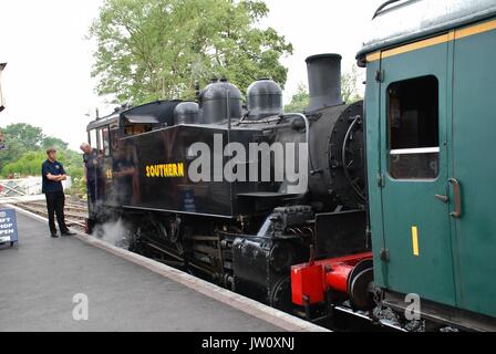 Southern Railway 0-6-0 T USA klasse Dampflok Nr. 65 in Tenterden Station an der Kent und East Sussex Railway in Kent, England am 20/8/2012. Stockfoto