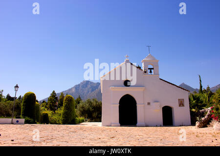 Kirche. Kleine weiße Kirche in der Stadt Marbella entfernt. Costa del Sol, Andalusien, Spanien. Stockfoto