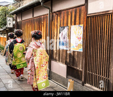 Gruppe von drei Geisha wandern, in einem traditionellen Kyoto street in Japan Stockfoto