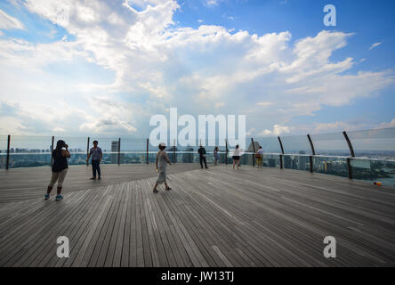 Singapur - May 13, 2017. Menschen besuchen Sie die Aussichtsplattform des Sands SkyPark in Singapur. SkyPark ist ein Dach wie kein anderer, thront 200 Meter in der Luft. Stockfoto