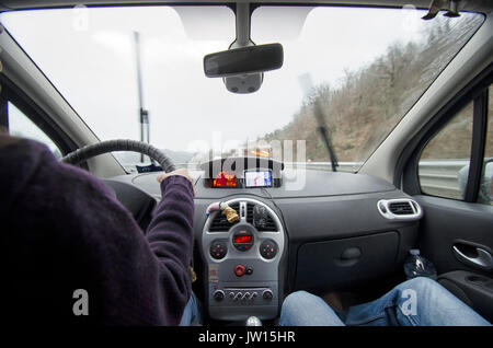 Blick vom Rücksitz eines Autos Stockfoto