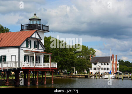 Die alte Roanoke River Leuchtturm verlegt die Albemarle Sound Waterfront in Edenton, North Carolina. Stockfoto