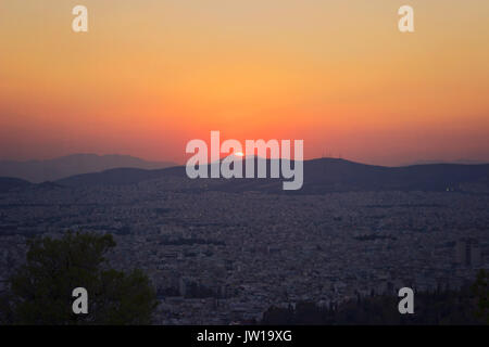 Sonnenuntergang über Athen Hügel Stockfoto